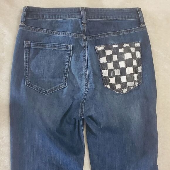 Amazon Essentials Straight Leg Jeans, Black & White Checks on Back Pocket Size 8 - Picture 5 of 8